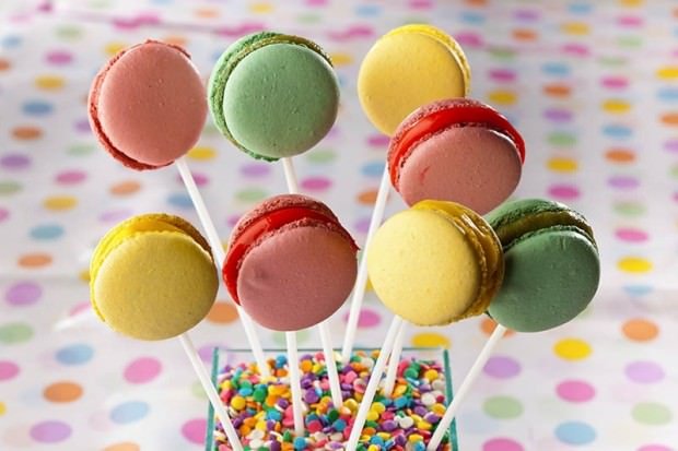 Pirulitos de macarrons recheados com brigadeiro