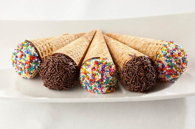 Minicones recheados com brigadeiro capuccino e brigadeiro pão de mel